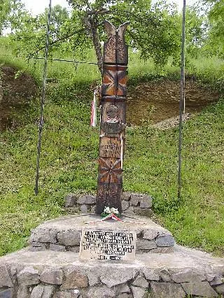 2.	A kőrösfői Vasvári Pál emlékhely, a kopjafán Vasvári Pált ábrázoló dombormű látható. A 