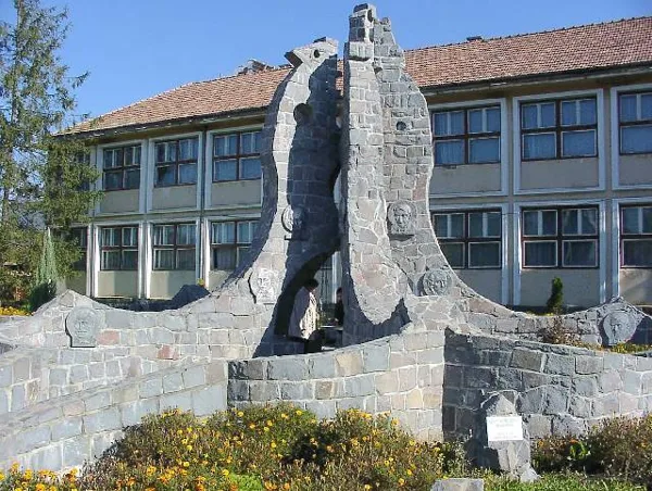 15. Műemlék a korondi iskola előtt